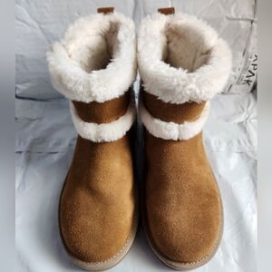 Cozy Tan Shearling-Lined Women's Boots